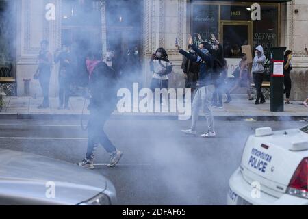 I manifestanti camminano attraverso la causa del fumo da una granata flash-bang a Washington, D.C., Stati Uniti, domenica 31 maggio 2020, dopo la morte di un uomo nero disarmato per mano della polizia del Minnesota il 25 maggio 2020. Foto di Stefani Reynolds / CNP/ABACAPRESS.COM Foto Stock