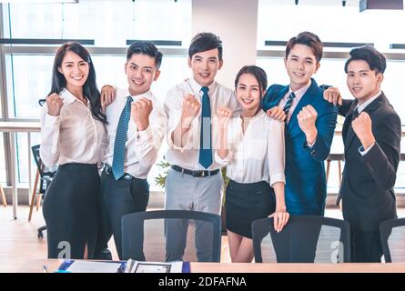 Team aziendale di successo con lavoratori felici Foto Stock