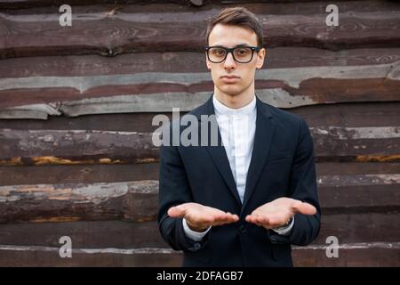 Guy, maschio, uomo, suggerisce che palmo esteso. Mostra che le mani. Luogo isolato per il testo Foto Stock