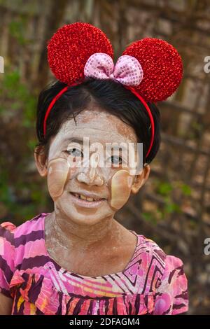 Ragazza birmano con Minnie Mouse orecchie - BAGO, MYANMAR Foto Stock