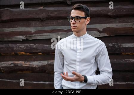 Guy, maschio, uomo, suggerisce che palmo esteso. Mostra che le mani. Luogo isolato per il testo Foto Stock