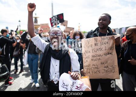 Le persone con cartelloni con la scritta "Black Lives Matter" si riuniscono a Parigi in Place de la Concorde, vicino alla sede dell'ambasciata statunitense, il 6 giugno 2020; Durante un raduno chiamato come parte di un fine settimana di raduni globali in tutto il mondo contro il razzismo e la brutalità della polizia a seguito della morte di George Floyd, un uomo nero disarmato ucciso mentre è stato rapito dalla polizia a Minneapolis, Stati Uniti. La polizia ha vietato il rally così come un secondo simile sul parco Champ de Mars di fronte alla Torre Eiffel oggi, dicendo che gli eventi sono stati organizzati tramite reti sociali senza preavviso ufficiale o consultazione. Ma il 2 giugno, un altro divieto Foto Stock