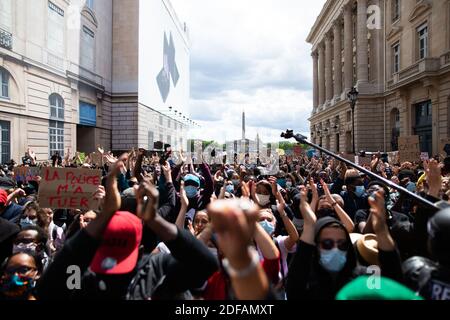 Le persone con cartelloni con la scritta "Black Lives Matter" si riuniscono a Parigi in Place de la Concorde, vicino alla sede dell'ambasciata statunitense, il 6 giugno 2020; Durante un raduno chiamato come parte di un fine settimana di raduni globali in tutto il mondo contro il razzismo e la brutalità della polizia a seguito della morte di George Floyd, un uomo nero disarmato ucciso mentre è stato rapito dalla polizia a Minneapolis, Stati Uniti. La polizia ha vietato il rally così come un secondo simile sul parco Champ de Mars di fronte alla Torre Eiffel oggi, dicendo che gli eventi sono stati organizzati tramite reti sociali senza preavviso ufficiale o consultazione. Ma il 2 giugno, un altro divieto Foto Stock