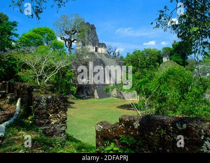 Tempio II, 125 ft. tall & datato al 700 D.C. un antico residuo della grande civiltà Maya - Tikal, Guatemala Foto Stock