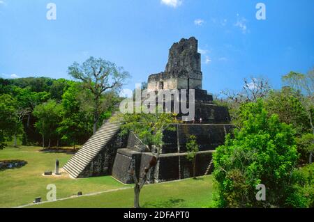 Tempio II, 125 ft. tall & datato al 700 D.C. un antico residuo della grande civiltà Maya - Tikal, Guatemala Foto Stock