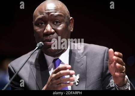 Benjamin Crump, avvocato dei diritti civili, testimonia durante l'audizione del Comitato giudiziario della Camera degli Stati Uniti su "pratiche di polizia e responsabilità delle forze dell'ordine", a Capitol Hill a Washington, DC, USA, 10 giugno 2020. L'audizione viene dopo la morte di George Floyd mentre si trova nella custodia degli ufficiali del Dipartimento di polizia di Minneapolis e l'introduzione della Justice in Policing Act del 2020 nella Camera dei rappresentanti degli Stati Uniti. Foto Stock