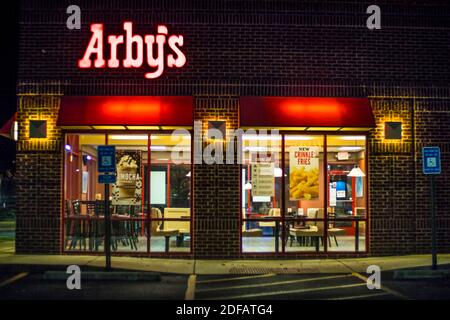 Augusta, GA USA - 12 02 20: Ristorante Arbys di notte vista interna lato Foto Stock