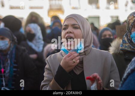 Madrid, Spagna. 03 dic 2020. I residenti di Cañada del Real, una città barbata nella regione spagnola di Madrid, hanno protestato contro un'interruzione di corrente contro gli uffici governativi regionali giovedì. La causa dell'interruzione di corrente non è chiara, ma le autorità locali dicono che le aziende agricole interne di marijuana che hanno trovato possono causare il sovraccarico della rete elettrica (Foto di Alberto Sibaja/Pacific Press) Credit: Pacific Press Media Production Corp./Alamy Live News Foto Stock