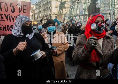 Madrid, Spagna. 03 dic 2020. I residenti di Cañada del Real, una città barbata nella regione spagnola di Madrid, hanno protestato contro un'interruzione di corrente contro gli uffici governativi regionali giovedì. La causa dell'interruzione di corrente non è chiara, ma le autorità locali dicono che le aziende agricole interne di marijuana che hanno trovato possono causare il sovraccarico della rete elettrica (Foto di Alberto Sibaja/Pacific Press) Credit: Pacific Press Media Production Corp./Alamy Live News Foto Stock