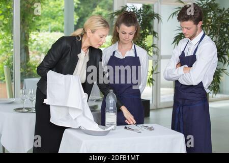 il team ha impostato i tavoli in un ristorante di lusso Foto Stock