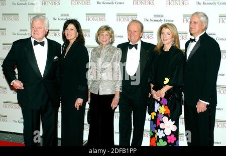 File photo - Washington, D.C. - 2 dicembre 2006 -- da sinistra: Il senatore degli Stati Uniti Edward M. Kennedy (democratico del Massachusetts), sua moglie Victoria, sua sorella Jean Kennedy Smith, George Stevens Jr., il fondatore e produttore del Kennedy Center Honors, Caroline Kennedy Schlossberg e suo marito Edwin Schlossberg arrivano per la cena del Dipartimento di Stato per il 29° Kennedy Center Honors Dinner al Department of state di Washington, D.C. sabato sera, 2 dicembre 2006. Andrew Lloyd Webber, Zubin Mehta, Dolly Parton, Smokey Robinson e Stephen Spielberg sono stati onorati nel 2006 f Foto Stock