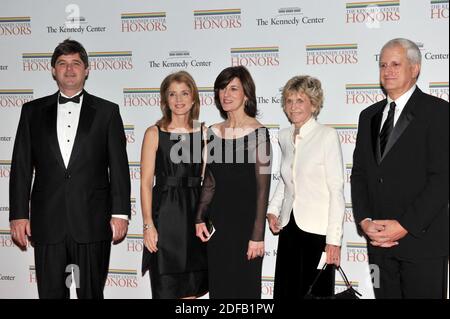 File photo - Washington, DC - 5 Dicembre 2009 -- da sinistra a destra: William Kennedy Smith, Caroline Kennedy Schlossberg, Victoria Reggie Kennedy, Jean Kennedy Smith, ed Edwin Schlossberg arrivano per la cena ufficiale dell'artista al Dipartimento di Stato degli Stati Uniti a Washington, D.C. sabato 5 dicembre 2009. Jean Kennedy Smith, l'ultimo fratello sopravvissuto del presidente John F. Kennedy ed ex ambasciatore in Irlanda, è morto mercoledì. Aveva 92 anni. Foto di Ron Sachs / CNP / ABACAPRESS.COM Foto Stock