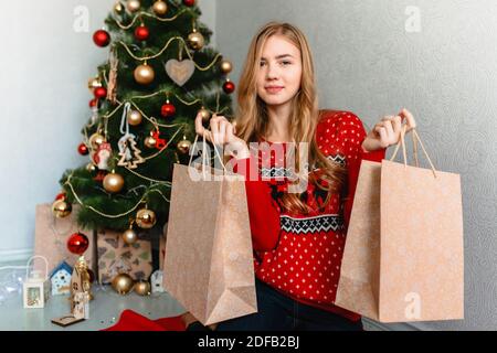 La ragazza con i doni. Ritratto di una ragazza. Ragazza sorridente. La ragazza festeggia il Natale Foto Stock