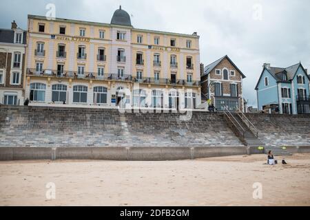 Una donna si siede con il suo cane di fronte al Kyriad Hotel sulla spiaggia il 14 giugno 2020 a Saint Malo, dopo una nuova revoca delle restrizioni a causa della pandemia di Covid-19 causata dal nuovo coronavirus è entrato in vigore. Foto di Julie Sebadelha/ABACAPRESS.COM Foto Stock