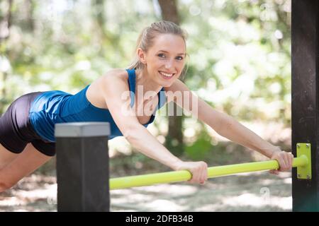 la ragazza si allena all'aperto nella palestra di strada Foto Stock