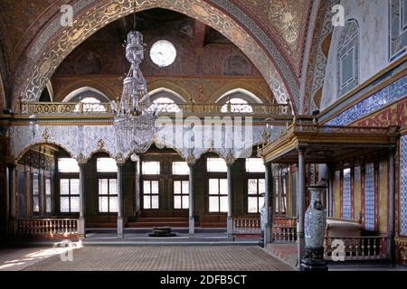 Sultani palco in ricezione hall all'interno dell'Harem che ospitava 1200 harem di donne nel 1575 - Il Palazzo di Topkapi, Istanbul Foto Stock