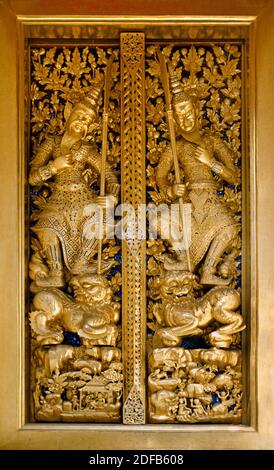 LE PORTE dorate del GRAND PALACE DI BANGKOK SI COMPLES, costruite dal primo Re della Thailandia nel 1782 e aggiunte da ogni Re da allora - BANGKOK, THAILANDIA Foto Stock