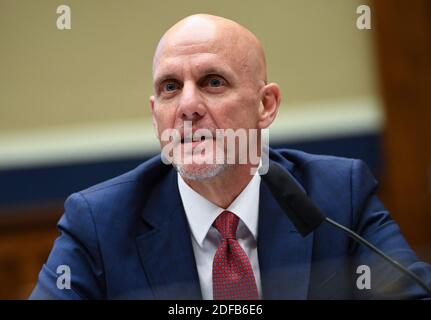 Il commissario della Food and Drug Administration statunitense Stephen M. Hahn testimonia di fronte alla House Committee on Energy and Commerce sulla risposta dell'amministrazione Trump alla pandemia COVID-19, sulla Capitol Hill a Washington, DC, USA martedì 23 giugno 2020. Foto di Kevin Dietsch/piscina/ABACAPRESS.COM Foto Stock