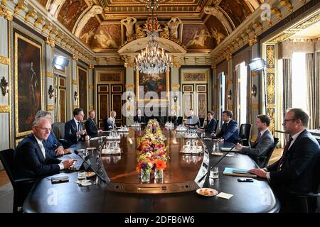 Il presidente francese Emmanuel Macron e il primo ministro olandese Mark Rutte partecipano ad una riunione, all'Aia, Paesi Bassi, 23 giugno 2020. Foto di Piroschka van de Wouw/piscina/ABACAPRESS.COM Foto Stock