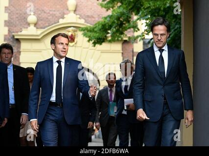 Il presidente francese Emmanuel Macron e il primo ministro olandese Mark Rutte arrivano a un incontro, all'Aia (Paesi Bassi), il 23 giugno 2020. Foto di Piroschka van de Wouw/piscina/ABACAPRESS.COM Foto Stock