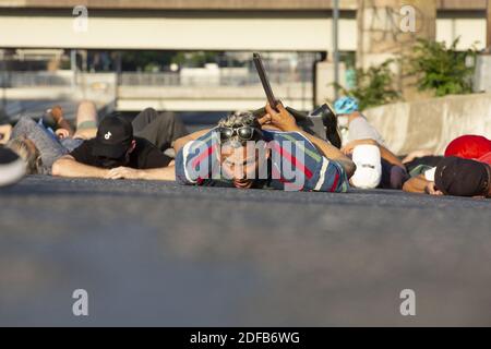 I dimostranti bloccano l'Interstate 395 a Washington, DC, USA martedì 23 giugno 2020. Trump ha twittato di aver autorizzato il governo federale ad arrestare qualsiasi dimostrante catturato la vandalizzazione dei monumenti degli Stati Uniti, con una punizione fino a 10 anni di carcere. Foto di Stefani Reynolds/CNP/ABACAPRESS.COM Foto Stock