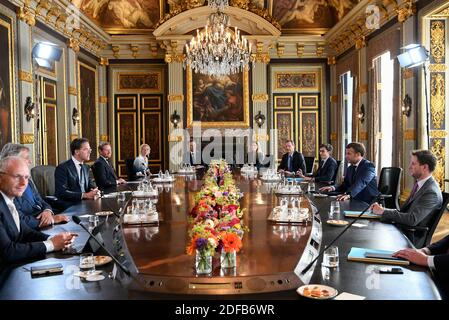 Il presidente francese Emmanuel Macron e il primo ministro olandese Mark Rutte partecipano ad una riunione, all'Aia, Paesi Bassi, 23 giugno 2020. Foto di Piroschka van de Wouw/piscina/ABACAPRESS.COM Foto Stock