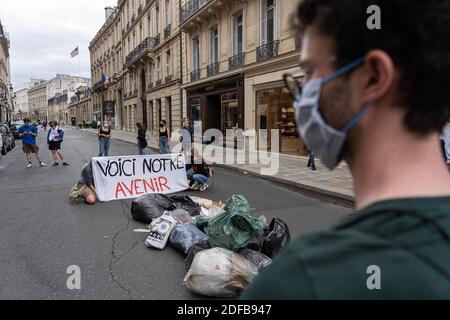 Gli attivisti hanno un banner che dice 'Ecco il nostro futuro'. I giovani attivisti del clima hanno prestato rifiuti davanti al Palazzo Elysee per chiedere che le misure della Convenzione sul clima del cittadino (Convenzione Citoyenne pour le Clilmat) siano attuate. Parigi, Francia, 27 giugno 2020. Foto di Florent Bardos/ABACAPRESS.COM Foto Stock