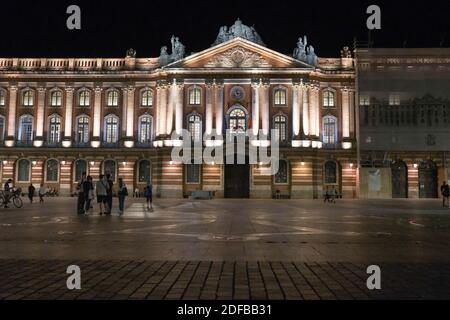 Una vista notturna del municipio, Place du Capitole, durante il secondo turno delle elezioni comunali francesi a Tolosa, Francia meridionale, il 28 giugno 2020. Foto di Patrick Batard/ABACAPRESS.COM Foto Stock