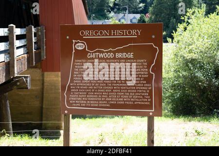 Lincoln County, Oregon - 1 agosto 2020: Yaquina River Chitwood Covered Bridge, storico segno intrepretivo Foto Stock