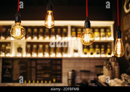 Lampade decorative, di design, Edison in un bar Foto Stock