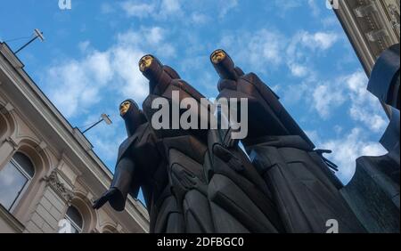 26 aprile 2018 Vilnius, Lituania, scultura tre muse all'ingresso del Teatro Nazionale di Drama di Vilnius. Foto Stock