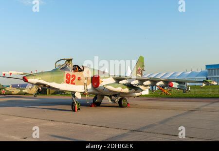 30 agosto 2019, regione di Mosca, Russia. L'aereo russo Sukhoi su-25 attacca al salone internazionale dell'aviazione e dello spazio. Foto Stock