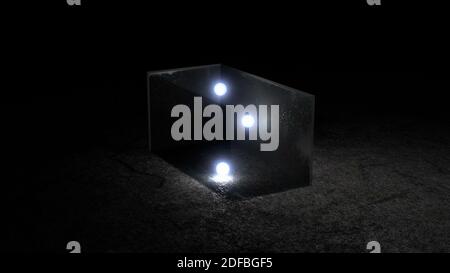 Sfere in cristallo incandescente con e illuminante luce che rimbalza in una scatola di vetro trasparente, rendering 3D Foto Stock