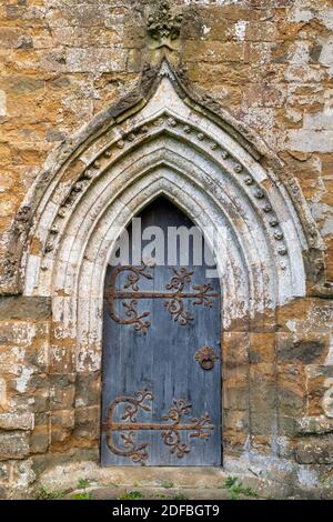 Porta della Chiesa di Santa Maria Vergine. Broughton, Banbury, Oxfordshire, Inghilterra Foto Stock