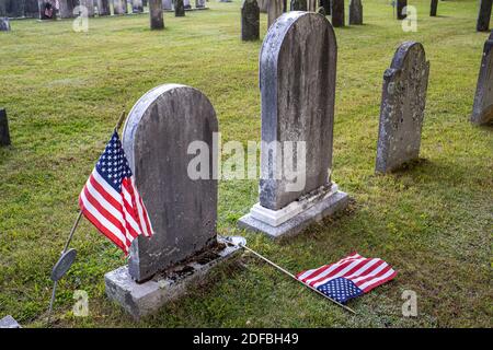 Il Cimitero superiore a Phillipston, Massachusetts, con bandiera a terra Foto Stock