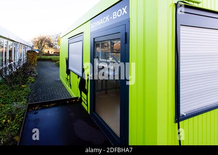 Kiel, Germania. 20 Nov 2020. Di fronte alla Professor Weber Haus di Kiel si trova un container per i visitatori. Nonostante la minaccia di corona, le case di cura e di anziani vogliono creare una bella celebrazione possibile per i loro residenti con un sacco di luci e incontri. (A dpa 'Corona Natale in casa di cura - tra speranza e paura') Credit: Frank Molter/dpa/Alamy Live News Foto Stock