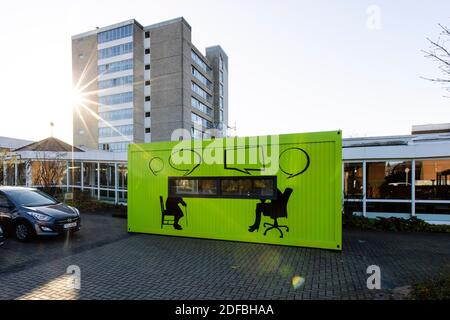 Kiel, Germania. 20 Nov 2020. Di fronte alla Professor Weber Haus di Kiel si trova un container per i visitatori. Nonostante la minaccia di corona, le case di cura e di anziani vogliono creare una bella celebrazione possibile per i loro residenti con un sacco di luci e incontri. (A dpa 'Corona Natale in casa di cura - tra speranza e paura') Credit: Frank Molter/dpa/Alamy Live News Foto Stock