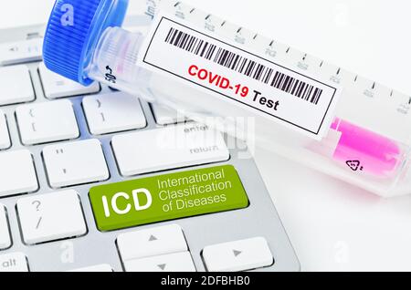 Classificazione internazionale delle malattie e problemi di salute correlati 10a revisione O ICD-10 e provetta contenente tampone nasofaringeo per coronavirus o. Foto Stock