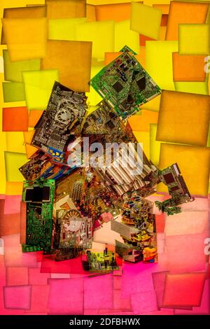 Collage di forme astratte fatte di schede a circuito stampato per computer, stilizzazione Foto Stock