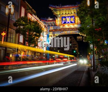 Uno dei tanti Torii Gates a Chinatown a Yokohama, la seconda città più grande del Giappone. Foto Stock