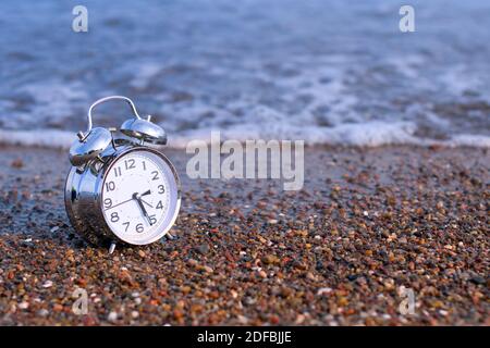 Tempo di vacanza. Sveglia sulla sabbia Foto Stock