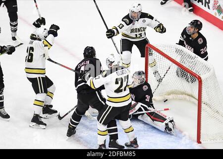 Omaha, Nebraska, Stati Uniti. 3 dicembre 2020 Western Michigan Broncos Forward Esthen Frank (26) e Western Michigan Broncos Forward Drew Worrad (13) celebrano l'obiettivo di Frank durante una partita di hockey maschile della NCAA D1 tra l'Università del Nebraska - Omaha Mavericks e Western Michigan Broncos all'arena Baxter di Omaha, Nebraska, sede dell'NCHC ''Hub'', dove le prime 38 partite della National Collegiate Hockey Conference vengono giocate in condizioni sicure per proteggersi dal Covid-19. Omaha ha vinto 10-2. Foto di Russell Hons/CSM Credit: CAL Sport Media/Alamy Live News Foto Stock