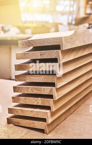 Legno massello di quercia. Primo piano del blocco di base in quercia Foto Stock