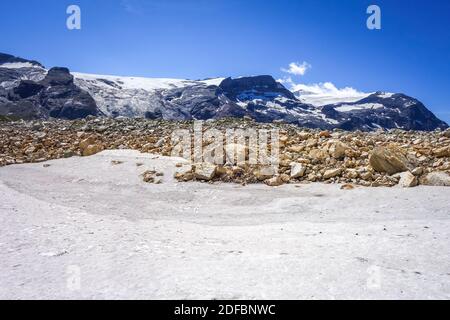 Ghiacciai alpini e il paesaggio innevato di Pralognan la Vanoise. alpi francesi. Foto Stock