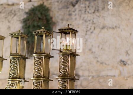 gerusalemme, israele. 22-12-2019. La grande e tradizionale menorah dorata nel Muro Occidentale durante la vacanza Hanukkah, il primo giorno di Hanukkah Foto Stock