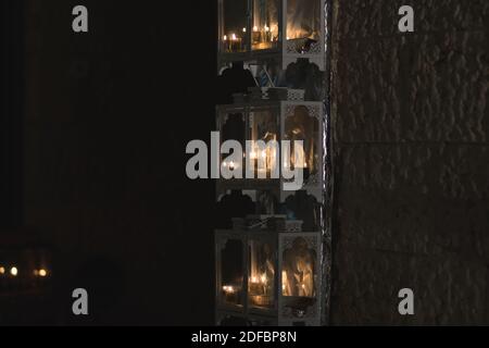 Diversi Menorah con candele accese, il primo giorno di Hanukkah. All'interno di un impianto in metallo e vetro nella città vecchia di Gerusalemme, (sulla menorah i Foto Stock