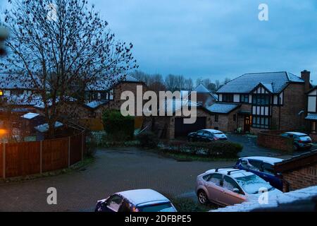 Ashford, Kent, Regno Unito. 4 Dicembre 2020. Regno Unito Meteo: La neve è stata prevista per il nord del Regno Unito tuttavia una leggera spolverazione cade nel Kent rurale nel villaggio di Hamstreet vicino Ashford. La temperatura attuale è di 2°C. La luce del giorno si rompe mentre i tetti sono coperti di neve. Photo Credit: Paul Lawrenson-PAL Media/Alamy Live News Foto Stock