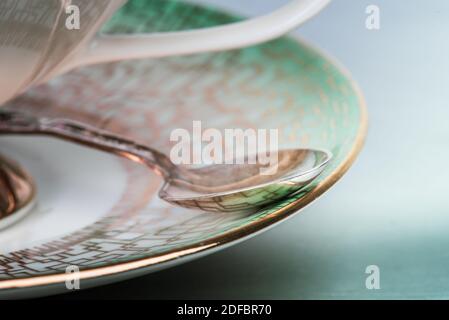 Tazza di tè in porcellana macro con cucchiaio d'argento Foto Stock