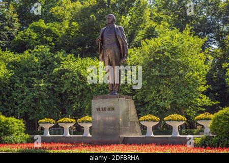 Monumento 1982 Vladimir Lenin nella città di Hanoi. Scultore Tyurenkova. La statua è stata presentata al Vietnam dal partito comunista dell'URSS Foto Stock