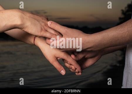 Mani di amanti uomini e donne, due uomini tengono gentilmente le mani. Amore per sempre, tocco e romanticismo Foto Stock